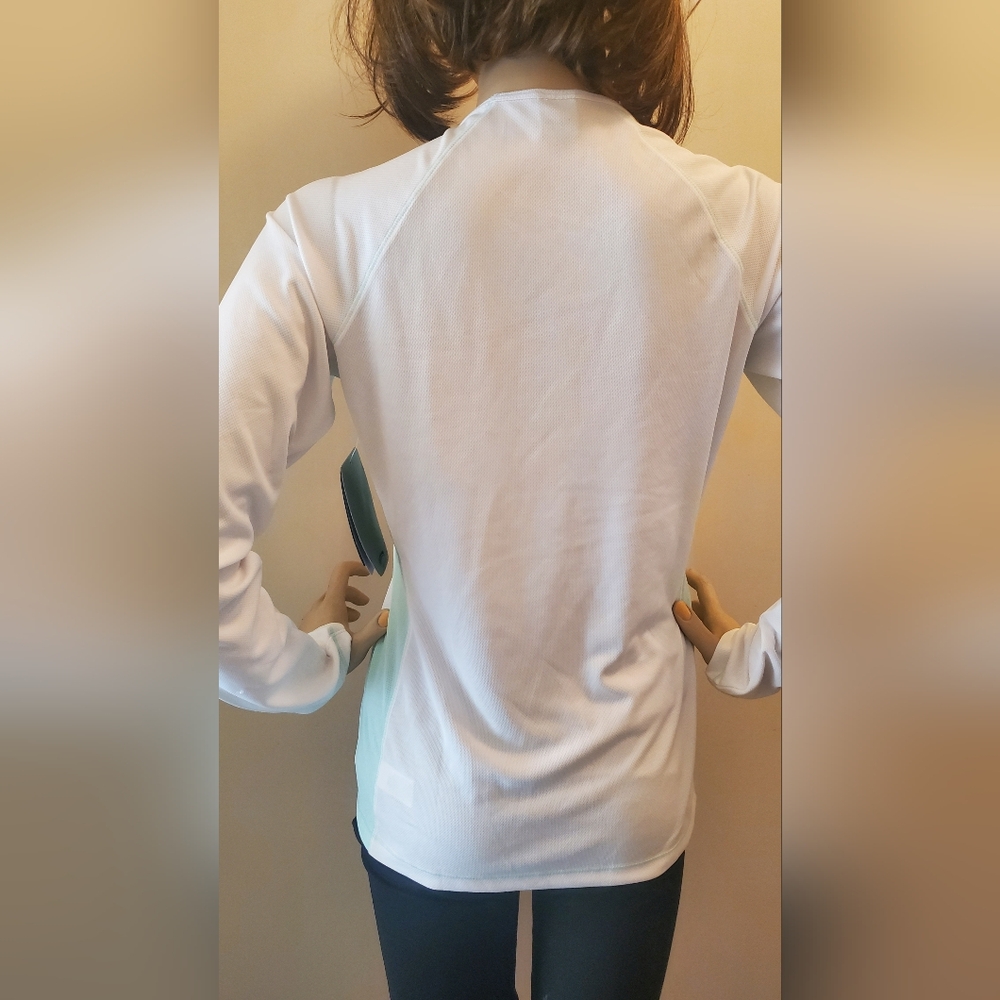 ALO Yoga Women's White and Mint Long Sleeve Top. Alo CoolFit. - Picture 13 of 15